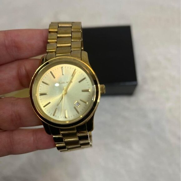 Michael KORS woman’s watch. Gold. Extra links included. Battery needs to be repl - Picture 4 of 9